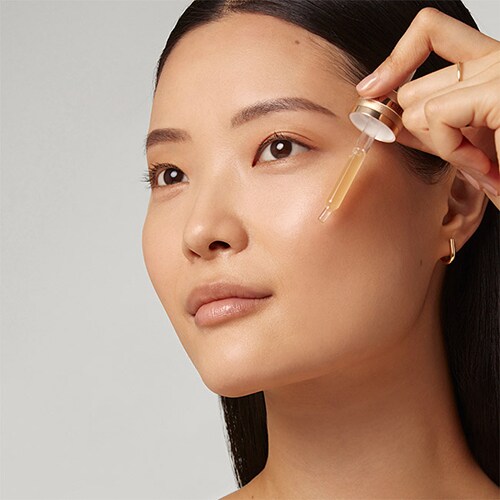 photo of woman applying Advanced Night Repair Serum in skin cycling routine
